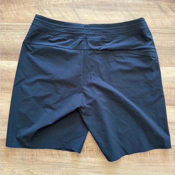 On Running Black Hybrid Men's Running Shorts - Picture 3 of 3